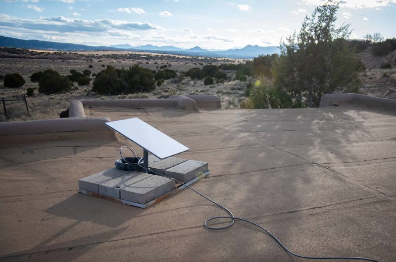 苹果与SpaceX及T-Mobile合作为iPhone添加星链支持苹果1月27日低调发布的iPhone软件更新支持这项技术目前，T-Mobile已开始允许用户注册星链服务的早期版本苹果公司与SpaceX及T-Mobile美国公司秘密合作，在最新iPhone软件中增加对星链(Starlink)网络的支持，为其卫星通信服务提供替代方案