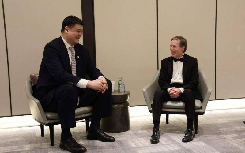 美大使与姚明会面 称篮球是联系美中人民桥梁美国驻中国大使伯恩斯星期六（3月30日）在社交平台X（前称推特）上载他在上海与前NBA球星姚明会面的照片，并将篮球形容为“联系起美中两国人民的桥梁”