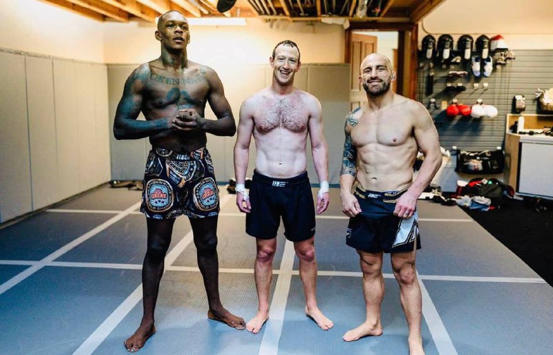 备战马斯克？扎克伯格与搏击冠军特训今天， 职业搏击冠军 Isrel Adesanya在 Threads 上贴出跟扎克伯格的合照，相信是为扎克伯格进行“训练”