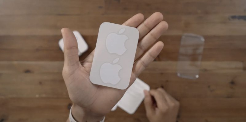 苹果不再于iPhone 16/Pro手机包装盒中提供苹果Logo贴纸不过如果顾客是从Apple Store线下直营店购买的手机，则可以在购买时要求店员提供苹果Logo贴纸