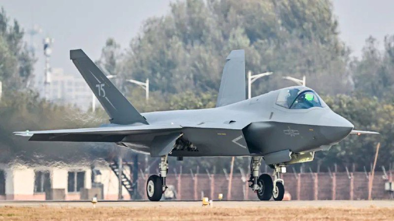 歼-35A将亮相中国航展今天上午，空军在京组织新闻发布会介绍庆祝人民空军成立75周年以及参加第十五届中国航展有关信息空军装备部牛文博上校介绍，第十五届中国航展期间，空军将首次展出新中型隐身多用途战斗机歼-35A🗒 标签: #珠海航展📢 频道: @GodlyNews1🤖 投稿: @GodlyNewsBot