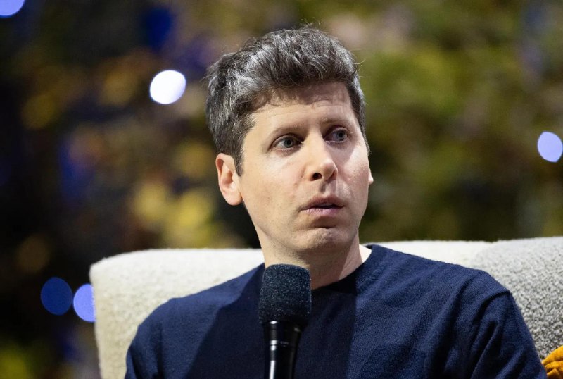OpenAI CEO：为收获AI红利，世界应当接受部分负面事件发生Altman在采访中反复谈到如何把握尺度：既要避免限制过严，也不能完全放任