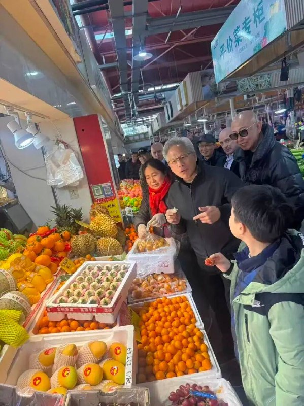 黄仁勋现身上海陆家嘴街道菜市场据澎湃新闻，1 月 24 日下午，AI 芯片龙头英伟达 CEO 黄仁勋现身上海陆家嘴街道乳山路锦德菜市场，晚上将参加英伟达上海年会