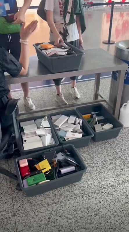 6月28日起正式禁止无3C认证充电宝登机：虹桥机场一早上捡了3框6月28日消息，据媒体报道，根据民航局发布的通知，6月28日起禁止旅客携带没有3C标识、3C标识不清晰、被召回型号或批次的充电宝乘坐境内航班