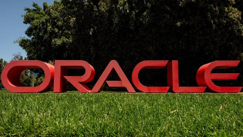 报道称， Oracle （甲骨文）可能已在多个部门裁掉约 1 万个岗位据称，该公司正通过裁员来为建设数据中心腾出预算 有报道称，甲骨文已开始进行大规模裁员