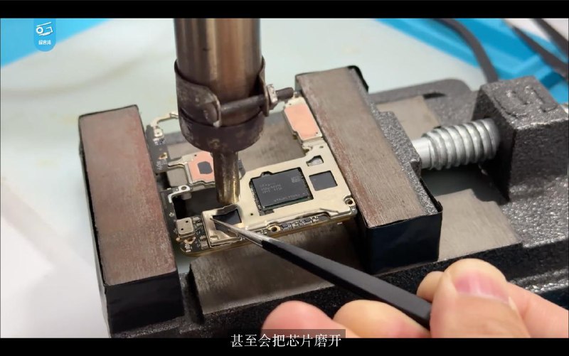 极客湾发布小米自研玄戒O1芯片深度评测：直逼8 Elite！视频中，极客湾将玄戒O1芯片磨开，使用放大镜进行观察