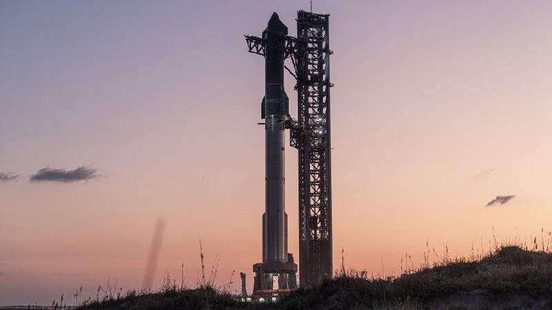 SpaceX 正在执行第五次星舰轨道试飞任务星舰（Starship）和超重型火箭（Super Heavy）的39台猛禽（Raptor）发动机正在进行冷却，为发射做好准备