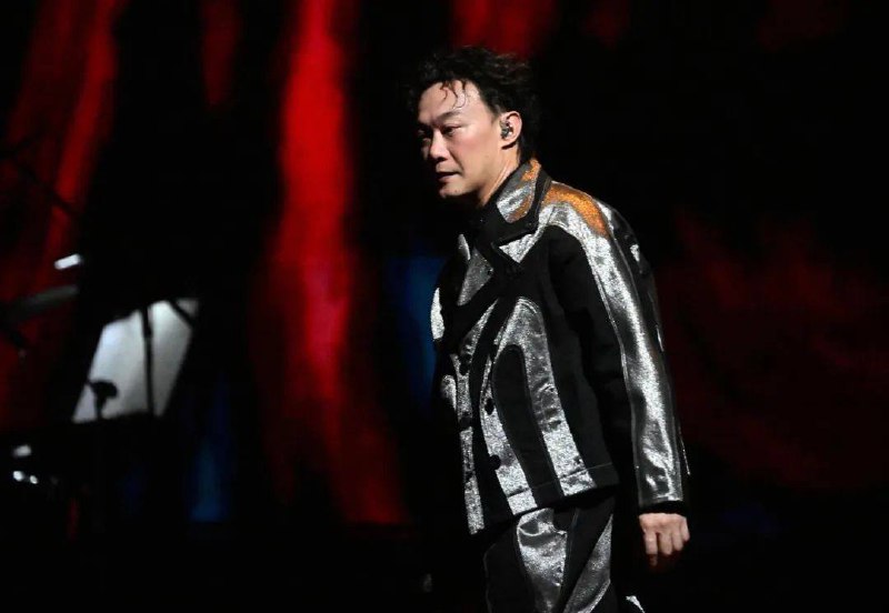 陈奕迅因打网球中暑休克晕倒，导致下巴撞地受伤，演唱会重庆站延期6月11日话题#陈奕迅受伤缝合30多针#冲上热搜第一，紧随其后的是话题#陈奕迅重庆演唱会延期#据了解，陈奕迅方发布演唱会重庆站延期公告，称陈奕迅因打网球中暑休克晕倒，导致下巴撞地受伤