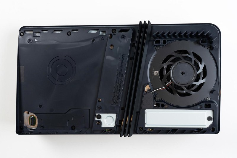 索尼展示了 PS5 Pro 的液态金属新升级新的凹槽设计可能会解决标准版 PS5 液态金属泄漏的问题