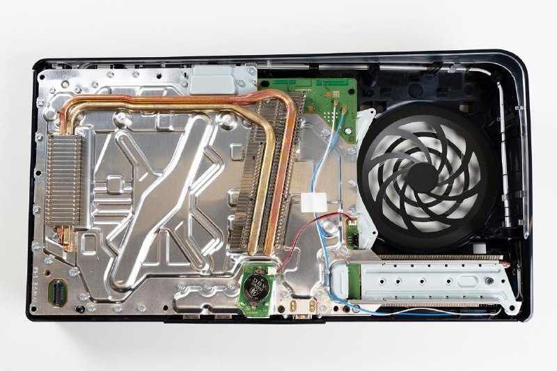 索尼展示了 PS5 Pro 的液态金属新升级新的凹槽设计可能会解决标准版 PS5 液态金属泄漏的问题