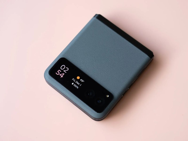 摩托罗拉下一代 Razr 系列手机可能会提供更大的前盖屏幕根据这些泄露的图片，我们可以预见摩托罗拉的折叠手机 Razr 系列将在两个版本上进一步扩大前盖屏幕