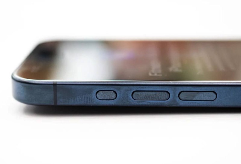 钛合金的 iPhone 15 Pro 边框和背板可能很容易变脏有网友实拍，在苹果发布会一天之后，展台部分 iPhone 15 Pro 和 Pro Max 显得异常的脏