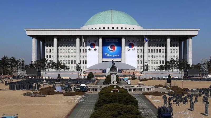 “只是看了也会受到处罚……韩国国会通过深度伪造处罚法”《韩民族日报》以此为题报道称，韩国国会当地时间26日通过法案，将持有或观看通过深度伪造技术制造的性剥削视频或图像定为犯罪，最高可判处有期徒刑3年