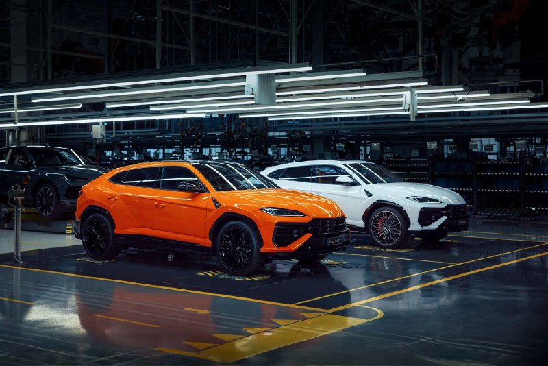 兰博基尼发布了插电式混合动力 Urus SE，这款 SUV 是兰博基尼销量最高的车型这款豪华电动 SUV 的混合动力系统可以输出总共 800 CV（一种马力的公制单位，相当于 789 hp），或 588 kW，这要归功于它的 25 kWh 电池