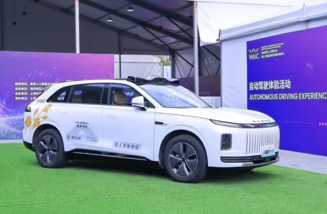 上海发放智能网联汽车示范运营牌照，浦东机场至迪士尼将实现无人驾驶直达今天开幕的世界人工智能大会上，上海正式发放智能网联汽车示范运营牌照