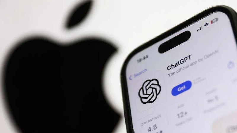 据报道，OpenAI 正在挖角苹果的人才，以打造其首款消费级硬件设备该公司硬件部门由前苹果高管Tang Tan领导，已挖角至少 25 名员工，目前目标是在 2026 年推出其首款产品——可能是一款智能音箱