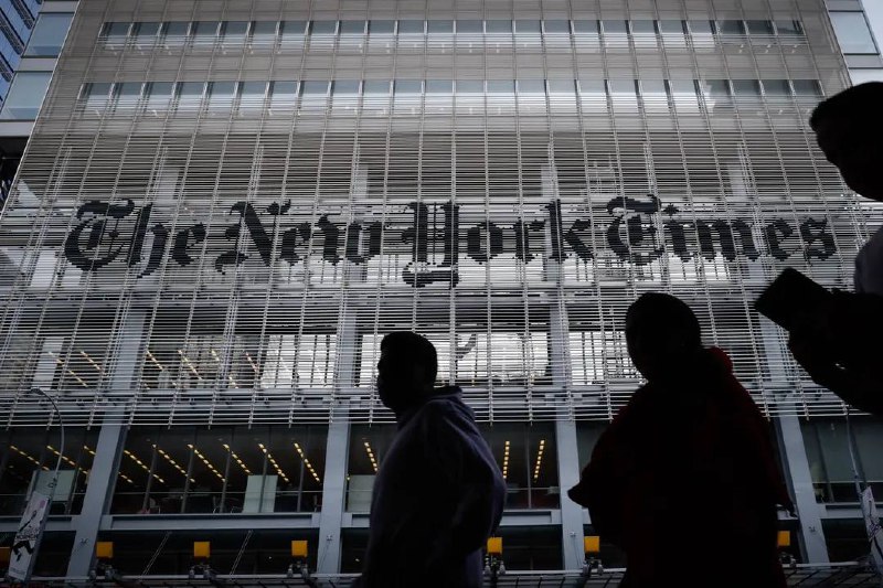 《纽约时报》正因版权侵权起诉OpenAI和微软《纽约时报》正在起诉OpenAI和微软，称这两家公司通过“复制和使用数百万篇”该出版物的文章来构建他们的人工智能模型，现在与该出版物的内容“直接竞争”