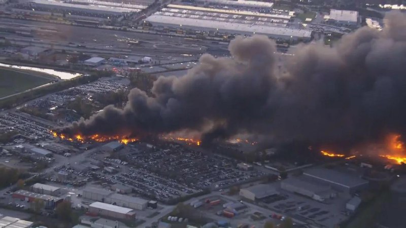 一架UPS货机在美国肯塔基州工业区坠毁，已造成至少 3 人死亡据肯塔基州州长Andy Beshear（安迪·贝希尔）周二晚上表示，至少有三人在一架 UPS 飞机起飞后不久在路易斯维尔国际机场附近坠毁事件中遇难