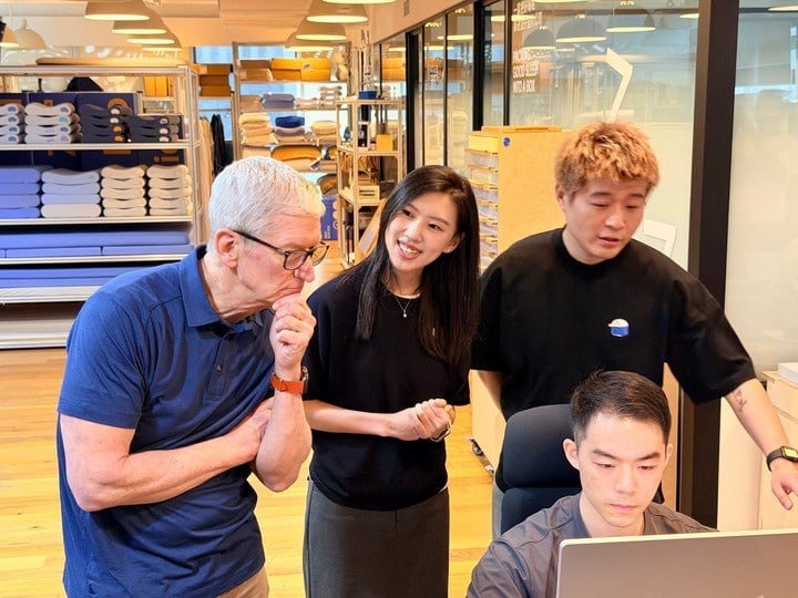 库克确认苹果国行 AI，10 月底上线测试版，首批功能不包含Siri AI就在刚刚，库克在上海探访蓝盒子时，在采访中确认，苹果智能首批功能将于 10 月底推出测试版本，包含写作工具、图像消除和实时翻译等功能，但首批功能将不包含 Siri AI