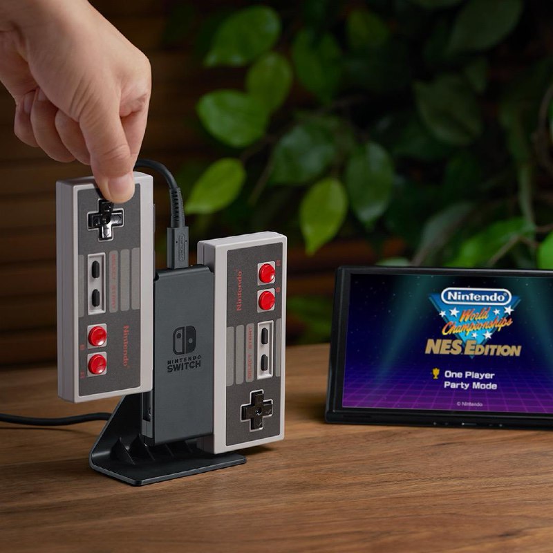 任天堂终于推出自家的 Joy-Con 控制器充电站了 10 月 17 日开售，这款底座可以给一对 Joy-Con 手柄或任天堂的复古无线 NES 游戏手柄充电