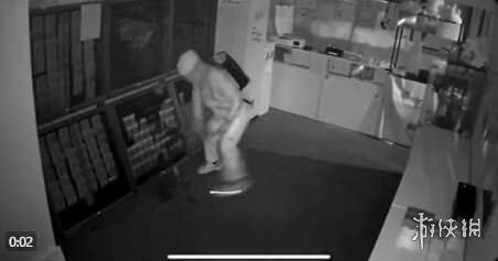 宝可梦太火了！日本劫匪仅两分钟将宝可梦卡牌抢劫一空据日本媒报道，12月10日深夜，一家位于东京池袋区的集换卡交易商店发生了一起抢劫案