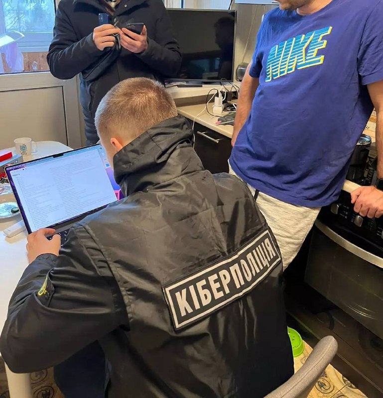 德国与乌克兰警方突袭了涉嫌攻击医院系统黑客的住所2023年2月28日，德国地区警察（Landeskriminalamt Nordrhein-Westfalen）和乌克兰国家警察（Націона́льна полі́ція Украї́ни）在欧洲刑警组织、荷兰警察（Politie）和美国联邦调查局的支持下，瞄准了负责使用DoppelPaymer勒索软件进行大规模网络攻击的犯罪集团的犯罪集团的可疑核心成员