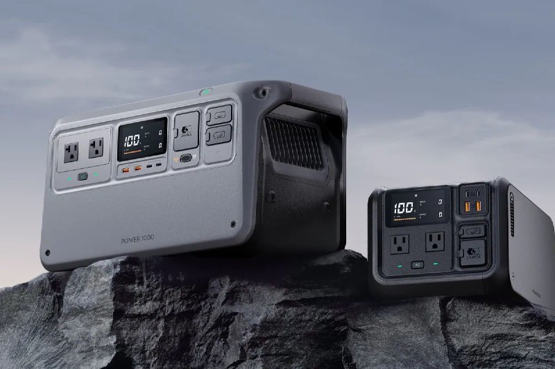 大疆推出首款电源站，配备有双向端口大疆推出了其首款配备了新专利 SDC（即智能直流）端口的电源站，这些端口可以快速充电（某些）大疆无人机电池，并支持大量输入和输出配件.售价 699 美元的 Power 1000 和更小的 379 美元的 Power 500 都提供了丰富的交流和直流端口，如果你愿意完全投入到大疆的 SDC 转接头生活中，可以获得更多可用端口