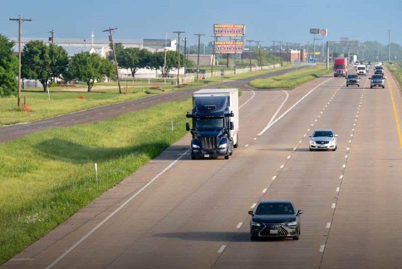 Aurora 计划到 2026 年底将在道路上部署数百辆无人驾驶卡车Aurora 的首席执行官 Chris Urmson 表示，公司已经准备好推出下一代硬件