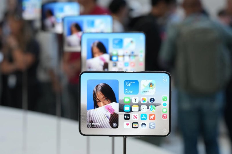 报道称，Apple可能会推出配备更大屏幕的iPhone Duo Max，精简的iPhone Duo SE，以及低售价、采用翻盖设计的iPhone Duo Mini衍生机型《彭博社》的Mark Gurman还解释了Apple 采用Duo这一名称的原因：Apple 选择这个名称，或许是因为希望采用一个与 Air 和 Pro 一样由三个字母组成、能够体现设备双屏特性的名称