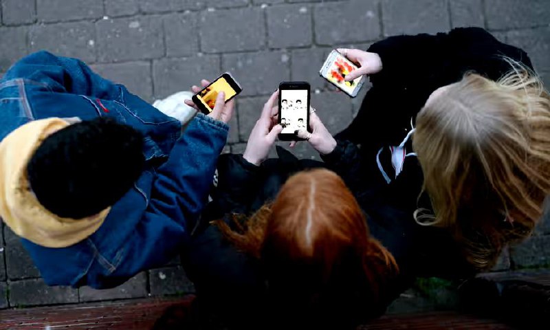 英国正在考虑限制16岁以下青少年使用社交媒体里希·苏纳克正在考虑限制16岁以下青少年的社交媒体访问权限，以试图保护他们免受网络伤害，有报道暗示可能会实施禁令