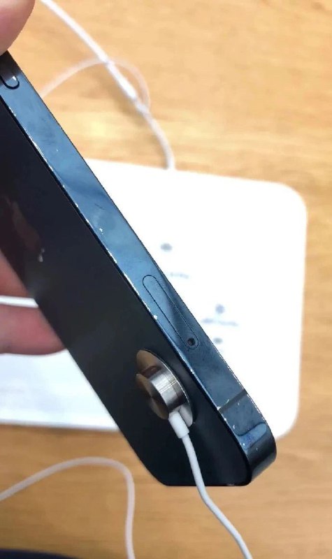 iPhone 12的外观，可能不太耐用？国外苹果店里的iPhone12边框没几天就被摸掉漆了？不知道是不是被人为刮的，应该没人这么坏吧？iPhone 12的外观，可能不太耐用？国外苹果店里的iPhone12边框没几天就被摸掉漆了？不知道是不是被人为刮的，应该没人这么坏吧？