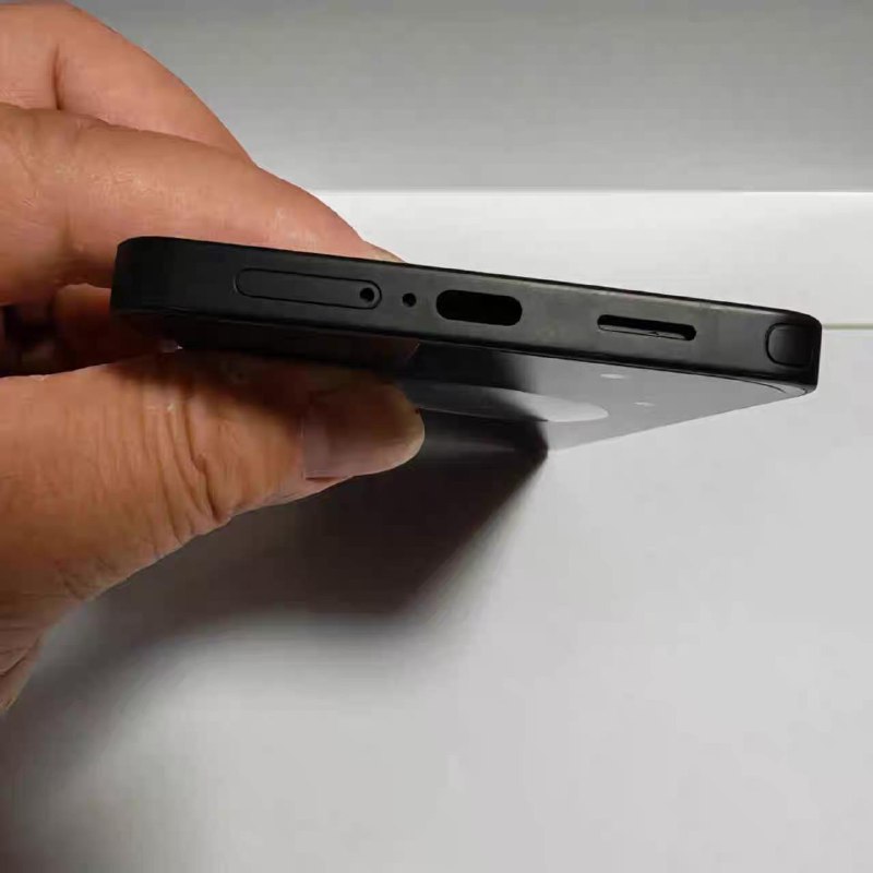 泄露视频展示了Galaxy S26 Ultra 的全新相机模组设计采用凸起的摄像头模组OnLeaks 在 X 上发布了几张疑似样机的照片和视频，与九月曝光的渲染图相呼应