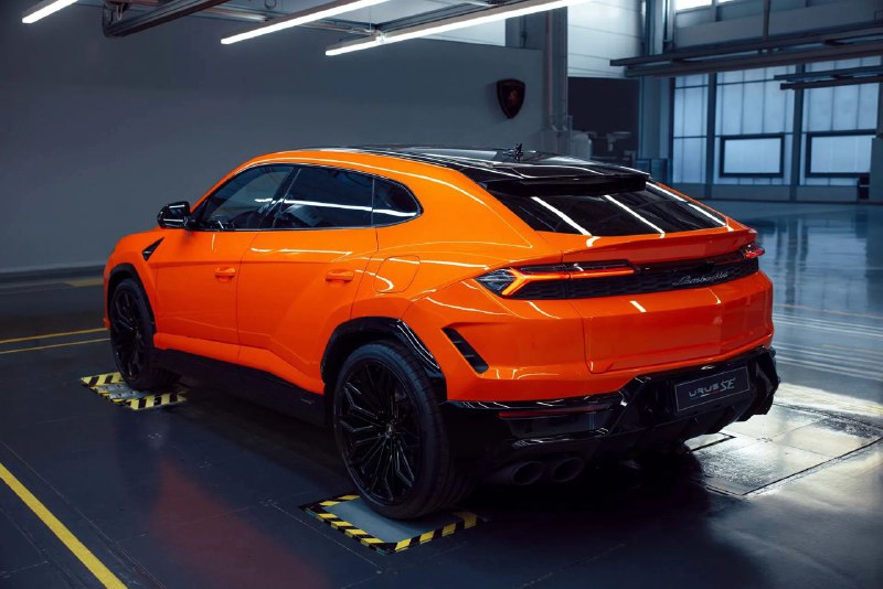 兰博基尼发布了插电式混合动力 Urus SE，这款 SUV 是兰博基尼销量最高的车型这款豪华电动 SUV 的混合动力系统可以输出总共 800 CV（一种马力的公制单位，相当于 789 hp），或 588 kW，这要归功于它的 25 kWh 电池