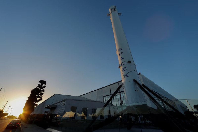 消息人士称，马斯克的SpaceX正在为美国情报机构建造间谍卫星网络根据五位熟悉该项目的消息人士透露，SpaceX正在根据与美国情报机构签订的一份机密合同，建设一个由数百颗间谍卫星组成的网络，这显示出亿万富翁企业家埃隆·马斯克的太空公司与国家安全机构之间的联系日益加深
