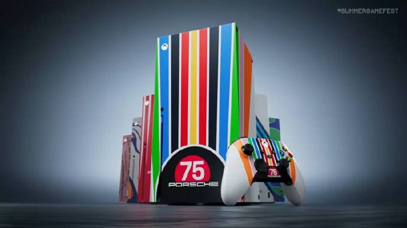 保时捷联名Xbox 推出75周年限定版Sereis X主机在昨天（6 月 9 日）举办的夏日游戏节上，保时捷和微软公布了一系列联名 Xbox SeriesX 主机