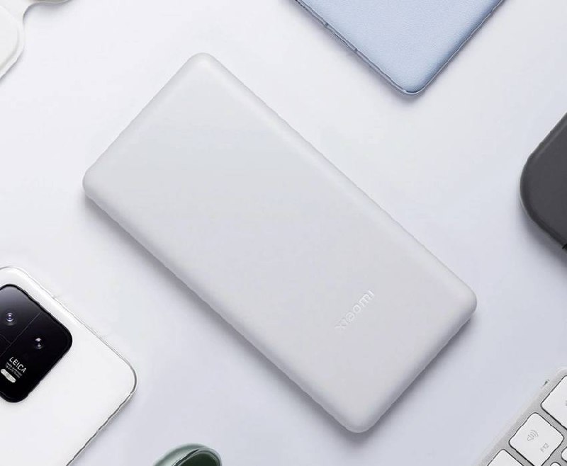 小米充电宝 10000mAh 22.5W Lite 上架支持双向快充，售 79 元，仅有白色一种配色可选，并配备了一个 Type-C 接口以及两个 USB-A 接口，可同时为三台设备进行充电