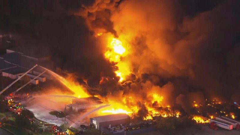 一架UPS货机在美国肯塔基州工业区坠毁，已造成至少 3 人死亡据肯塔基州州长Andy Beshear（安迪·贝希尔）周二晚上表示，至少有三人在一架 UPS 飞机起飞后不久在路易斯维尔国际机场附近坠毁事件中遇难