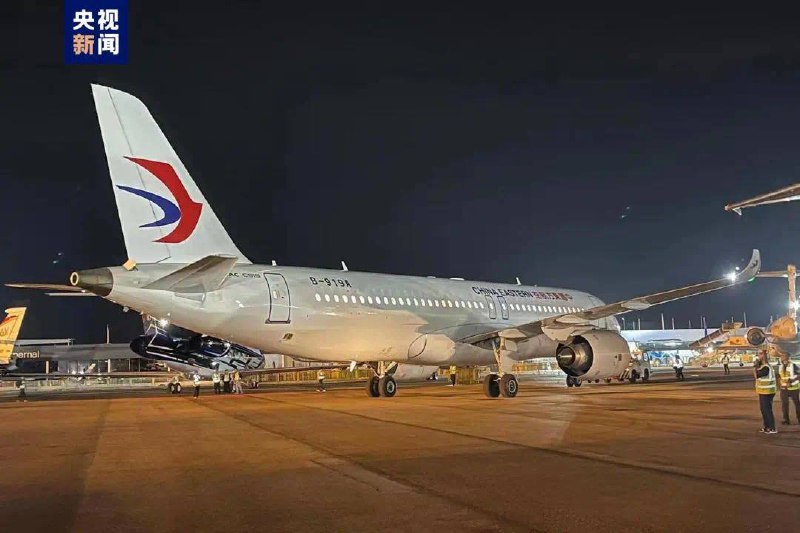 全球首架C919飞出国门当地时间2月17日1时49分，中国东航全球首架C919大飞机经过近6个小时、约4200公里的全程直飞，顺利抵达新加坡樟宜国际机场，准备参加将于2月20日至25日在新加坡举行的2024年新加坡航展
