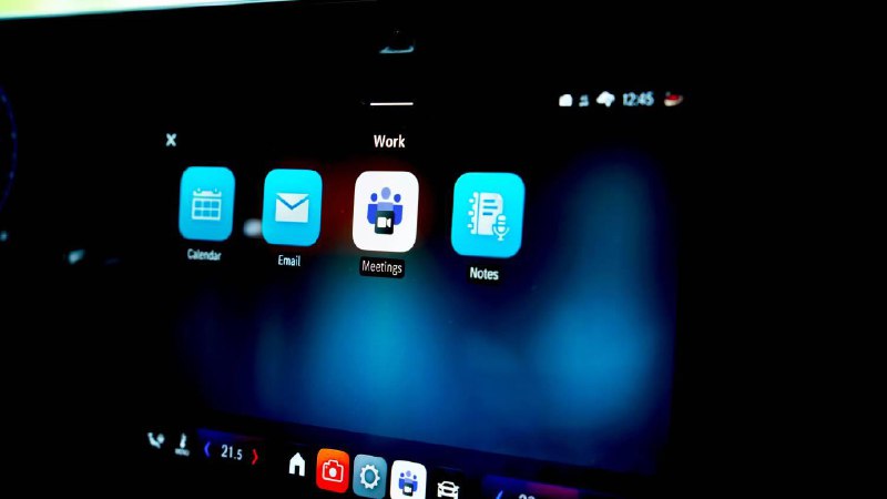 奔驰将允许你在开车时通过车载摄像头使用微软 Teams 你可以一边开车一边跟大家炫耀自己工作很努力梅赛德斯-奔驰是第一家允许在开车时通过车载摄像头使用 Microsoft Teams 的汽车制造商，但这其中也有一些重要的安全提示