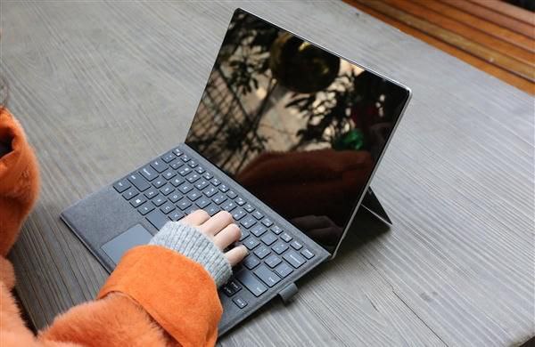 戴尔PC销量暴跌20%：曾欲“去中国化”引发市场关注 近日，专业市场调查机构CounterpointResearch发布了一份关于2023年PC市场的报告，揭示了戴尔在这一领域的惨淡表现