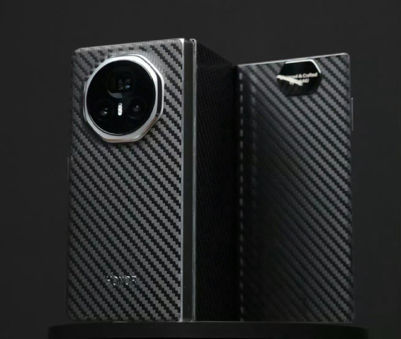 荣耀即将推出三折叠：全碳纤维机身博主厂长是关同学曝光了荣耀首款三折叠屏，这是继华为之后第二家拥有三折叠屏的品牌