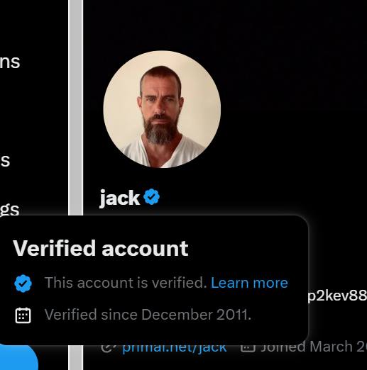 也许是因为欺诈横行，Twitter 网页端现在可以查看该用户初次验证(旧版验证系统)的时间马斯克的标签看起来像是自定义的