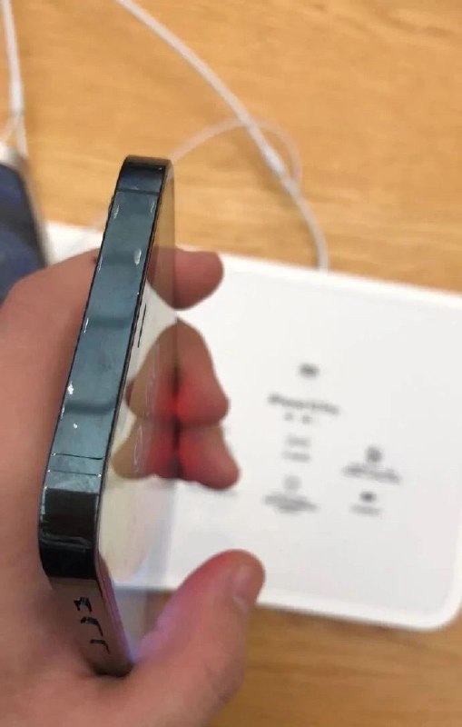 iPhone 12的外观，可能不太耐用？国外苹果店里的iPhone12边框没几天就被摸掉漆了？不知道是不是被人为刮的，应该没人这么坏吧？iPhone 12的外观，可能不太耐用？国外苹果店里的iPhone12边框没几天就被摸掉漆了？不知道是不是被人为刮的，应该没人这么坏吧？