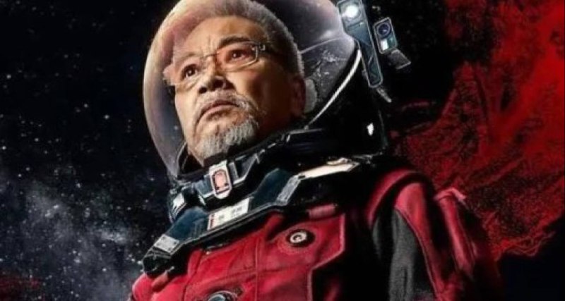 《流浪地球2》将用CG复原吴孟达先生的角色，以缅怀纪念达叔今日，《流浪地球2》在北京举行首映，在本次首映结束后的问答采访环节，《流浪地球2》的导演郭帆回答了在影片会出现吴孟达扮演的角色韩子昂的原因导演郭帆表示：（韩子昂）完全是用CG复原的，想通过这种方式缅怀和纪念一下达叔，希望他第二部的时候还在同时，在《流浪地球2》的片尾，也出现了“谨以此片献给吴孟达先生”的字样🗒 标签:  #流浪地球📢 频道: @GodlyNews1🤖 投稿: @GodlyNewsBot