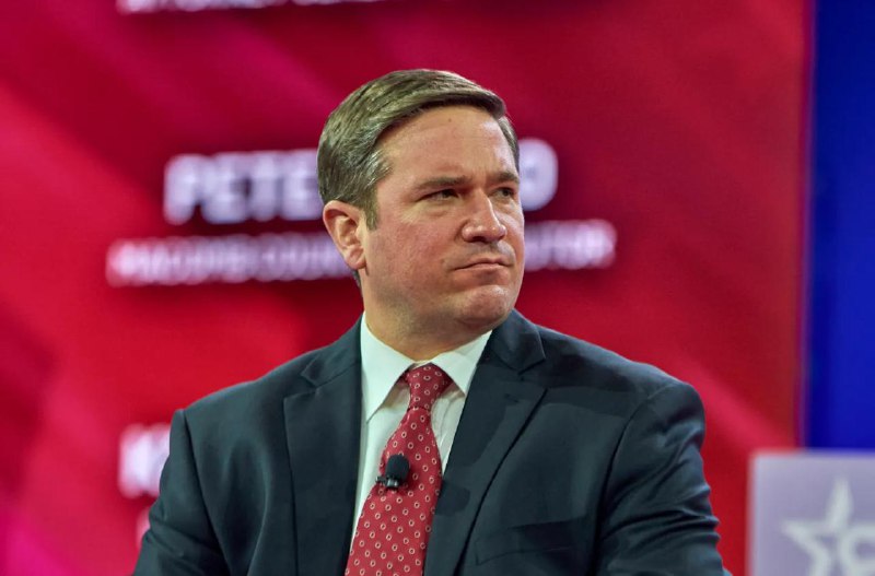 共和党籍州总检察长正式调查：AI聊天机器人为何不喜欢特朗普贝利在信中写道：“这些令人困惑的回复引发了一个问题：为什么你的聊天机器人会产生那些似乎忽视客观历史事实而偏向某种特定叙述的结果呢？”密苏里州总检察长安德鲁·贝利（Andrew Bailey ）正在对Google、微软、OpenAI 和 Meta 公司发起欺诈性商业行为的指控，因为据称他们的 AI 聊天机器人在被要求“根据反犹太主义将最近的五位总统从最好到最差进行排名”时，把唐纳德·特朗普排在了最后