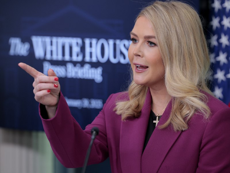 特朗普即将开启亚洲之行并与中国领导人会晤美国驻华使领馆官方账号在X上宣布，白宫新闻秘书卡罗琳·莱维特在10月23日周四的白宫记者会上表示：- 特朗普总统将于明晚11时离开白宫，飞往马来西亚，并于当地时间周日上午抵达