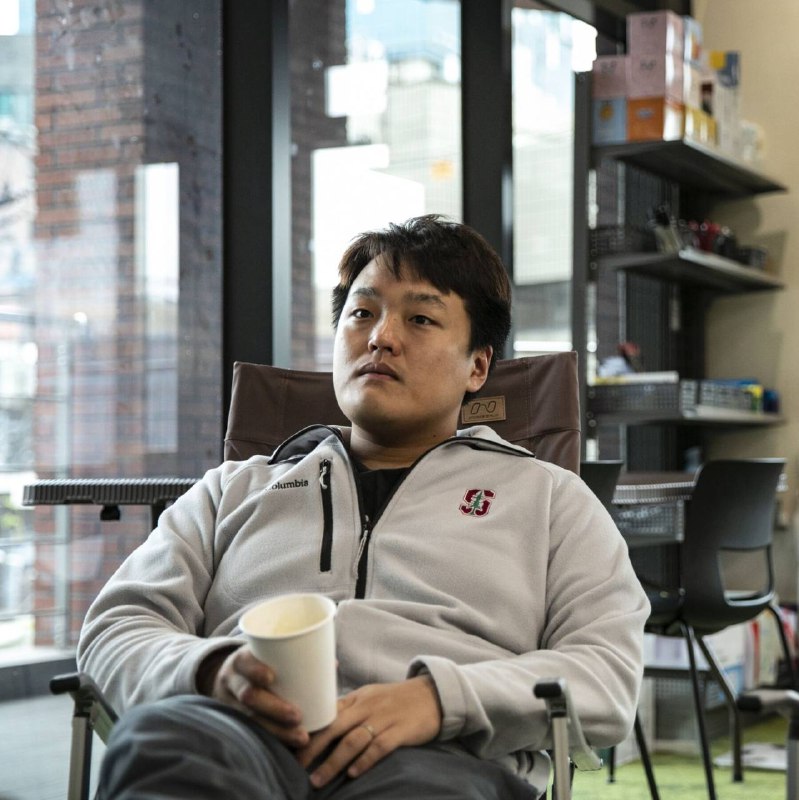 美国被指控犯有八项欺诈罪的逃亡加密货币高管Do Kwon在黑山被捕，正在请求引渡据 纽约时报 报道，Terraform Labs的创始人、稳定币Terra的创造者Do Kwon被纽约南区联邦检察官指控犯有八项欺诈罪，包括“电信欺诈、大宗商品欺诈、证券欺诈以及共谋欺诈和参与市场操纵”