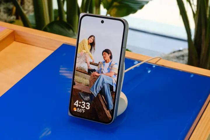 Google 推出搭载新AI功能的Pixel 10系列手机Google在当地时间周三推出了一系列新的消费电子产品，包括几款智能手机、一款手表和新的无线耳机，旨在展示该公司在人工智能方面的最新进展