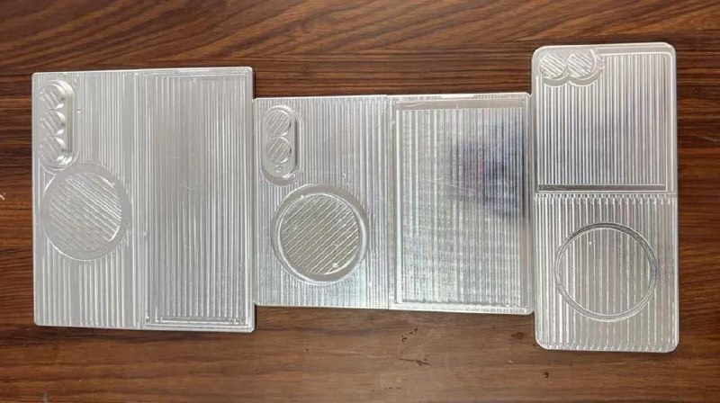 疑似三星Z Fold 8 Wide 折叠屏的样机泄漏据报道，三星正在开发的一款宽屏可折叠手机，预计将在今年晚些时候发布