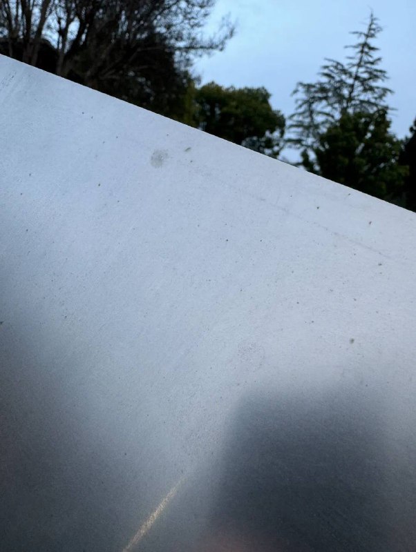 Cybertruck车主反馈车身淋雨后生锈最近，美国网友“vertigo3pc”在一个名为“Cybertruck车主俱乐部”的论坛发帖称，自家的Cybertruck生锈了